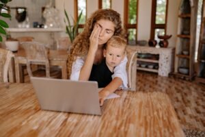 Mãe cansada com seu bebê